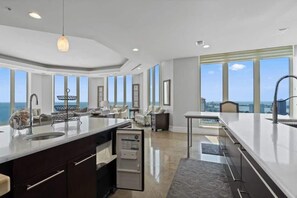 Fridge, microwave, oven, stovetop - Beach Club 1906 - 𝑷𝒂𝒓𝒂𝒅𝒊𝒔𝒆 𝑭𝒐𝒖𝒏𝒅 (Pensacola Beach)