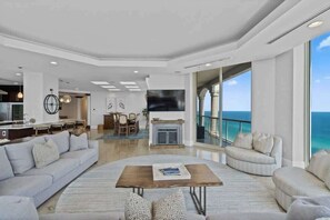 TV, fireplace, DVD player, books - Beach Club 1906 - 𝑷𝒂𝒓𝒂𝒅𝒊𝒔𝒆 𝑭𝒐𝒖𝒏𝒅 (Pensacola Beach)