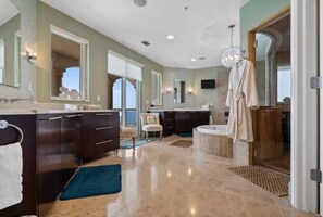 Combined shower/tub, jetted tub, hair dryer, towels