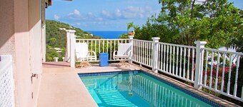 Spacious 2/Bed, 2/Ba, Pool, A/C Bedrooms, Screened Porch, Wi-Fi