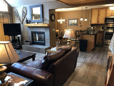 Mountain Ski Haus Chalet! Walk to Gondola, River Run! Hot-Tub!