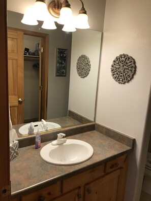 Suihkun ja ammeen yhdistelmä, poreamme, hiustenkuivaaja, pyyhkeet