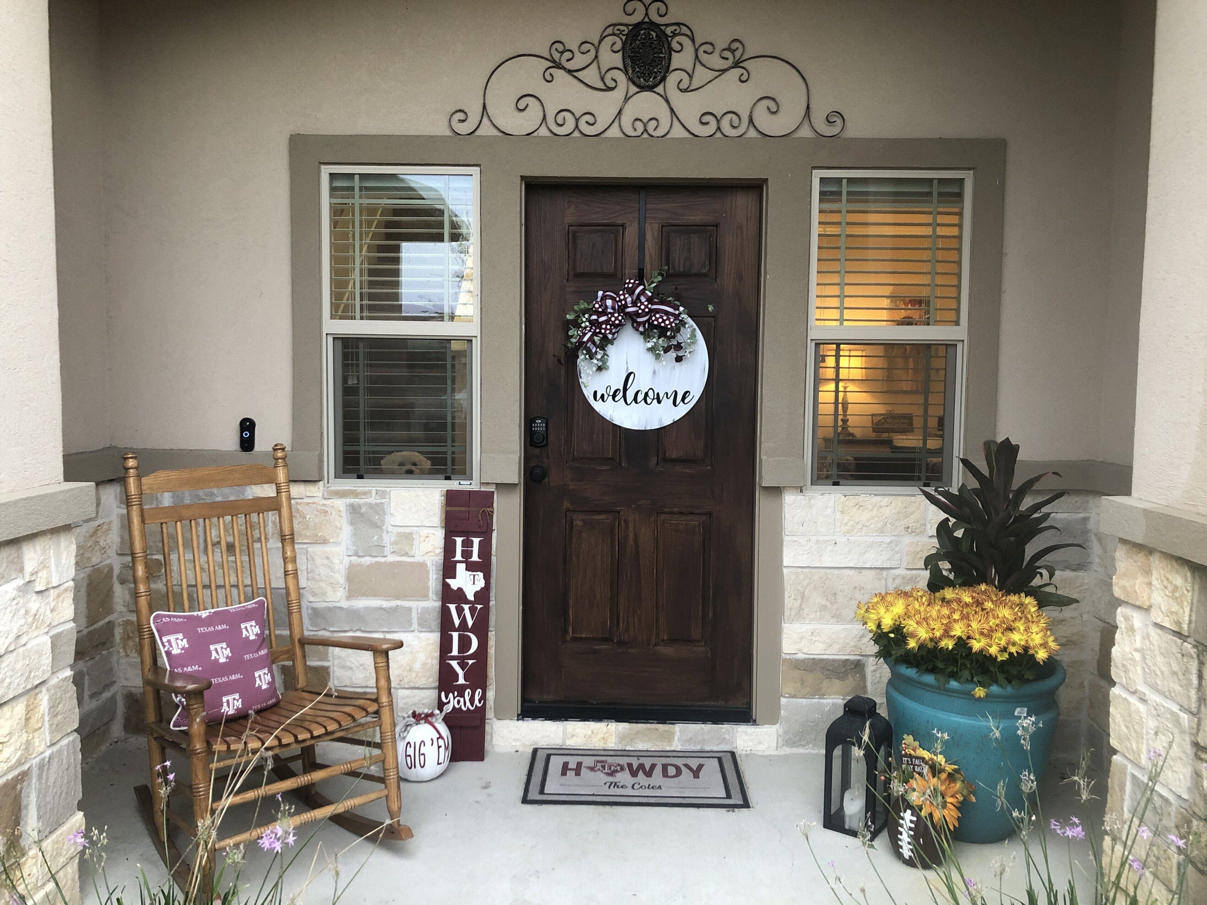 Beautiful Furnished 3BDRM/3.5BA Townhouse in the heart of Aggieland!<br>