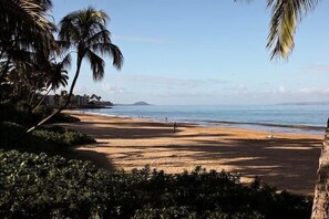 Beach nearby, sun loungers, beach towels - Shores of Maui - Ocean View- Top Floor Unit--Spacious! AC & WiFi (Kihei)
