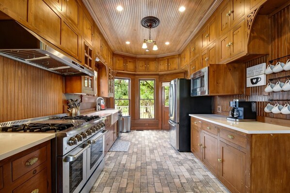 Fridge, microwave, oven, stovetop - Ridge View Charming Victorian Home w/Pickle Ball Court, Pool, Hot Tub, Game Room (San Marcos)