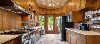 Viehättävä viktoriaaninen koti w / AMAZING VIEW, uima-allas, poreallas, pelihuone