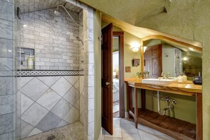 Hair dryer, towels - Charming Victorian Home w/Pickle Ball Court, Pool, Hot Tub, Game Room (San Marcos)