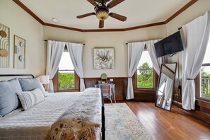 6 bedrooms, iron/ironing board, WiFi, bed sheets