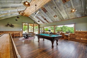 Game room - Ridge View Charming Victorian Home w/Pickle Ball Court, Pool, Hot Tub, Game Room (San Marcos)
