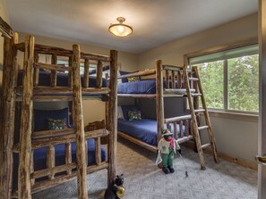 5 bedrooms, desk, iron/ironing board, travel cot