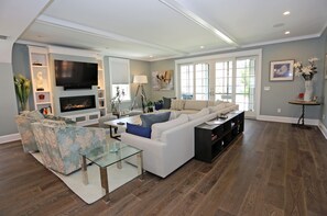 Una Smart TV, una chimenea, un reproductor de DVD, libros