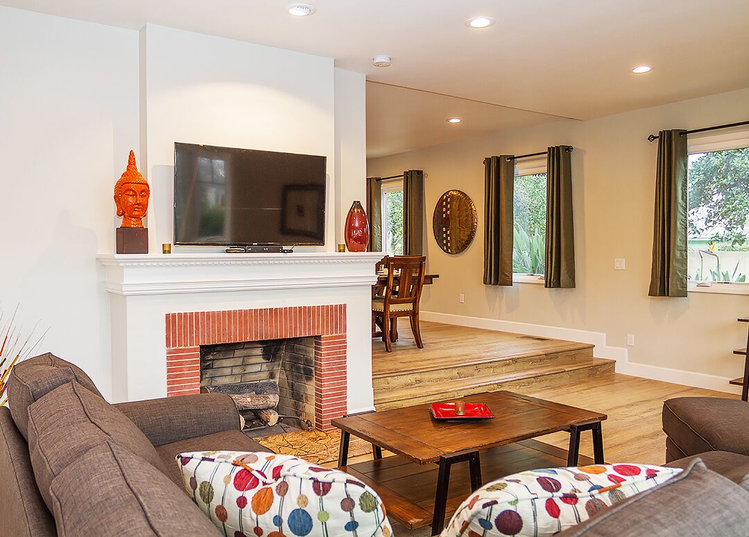 Magnificent 5 Bed 3.5 Bath Sleeps 13, Pool & Jacuzzi 1/2 mile to Disneyland