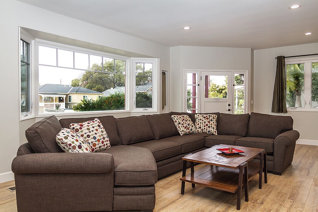 Magnificent 5 Bed 3.5 Bath Sleeps 13, Pool & Jacuzzi 1/2 mile to Disneyland