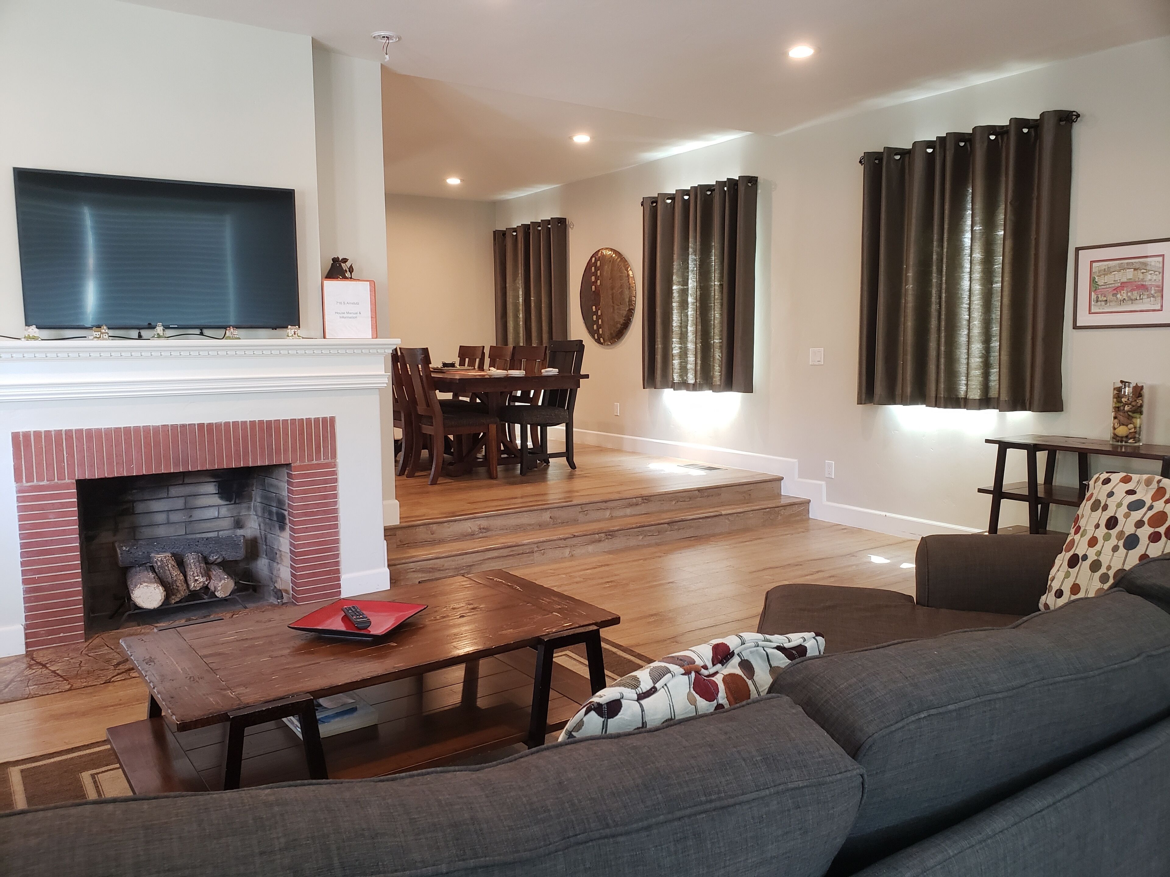 Magnificent 5 Bed 3.5 Bath Sleeps 13, Pool & Jacuzzi 1/2 mile to Disneyland