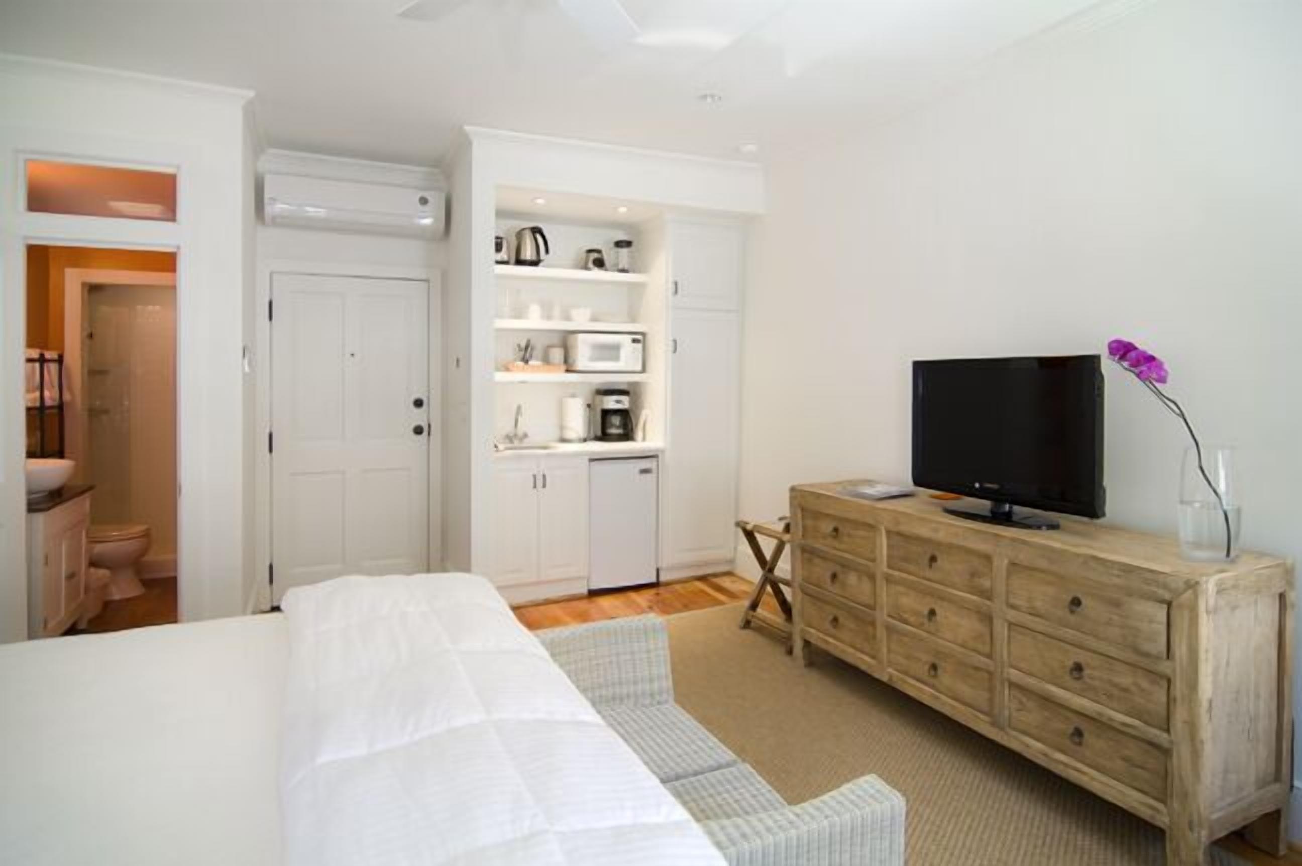 Modern Studio Apartment in Historic Building on Broad Street