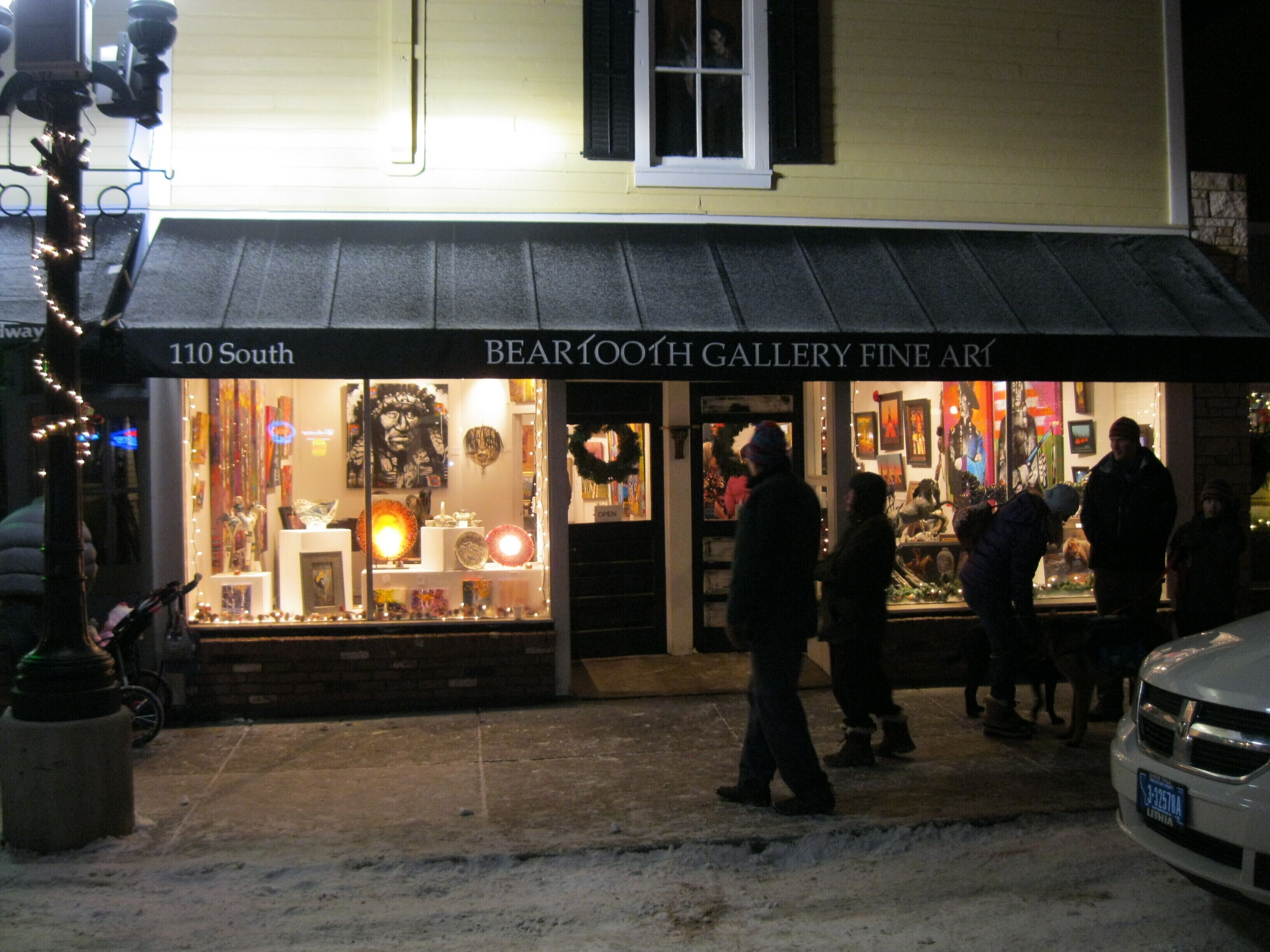 Una fachada de tienda con un letrero que dice "BEARFOOTH GALLERY FINE AR".