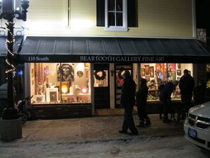 A storefront with a sign reading "BEARFOOTH GALLERY FINE AR".