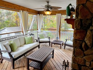 Smart TV, fireplace, DVD player, books - Relaxing Retreat, Hot Tub - Public Side (Orange)