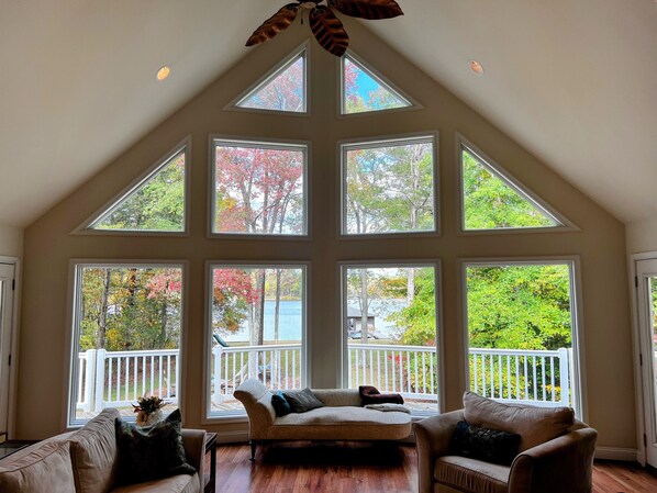 Smart TV, fireplace, DVD player, books - Relaxing Retreat, Hot Tub - Public Side (Orange)