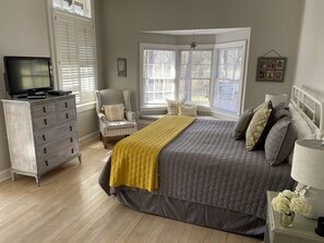 5 bedrooms, in-room safe, desk, iron/ironing board - Cheekwood Historic Birdsong Lodge: A Charming Escape Near Downtown Nashville, TN (Ashland City)