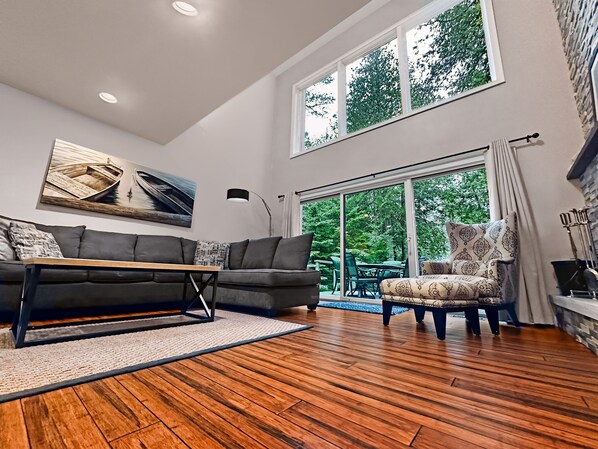 Smart-TV, Kamin, DVD-Player, Bücher