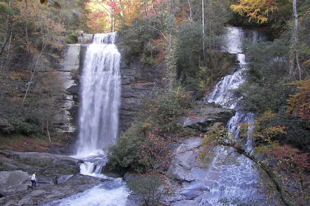Cabin At beautiful Lake Jocassee, Salem SC sleeps 6