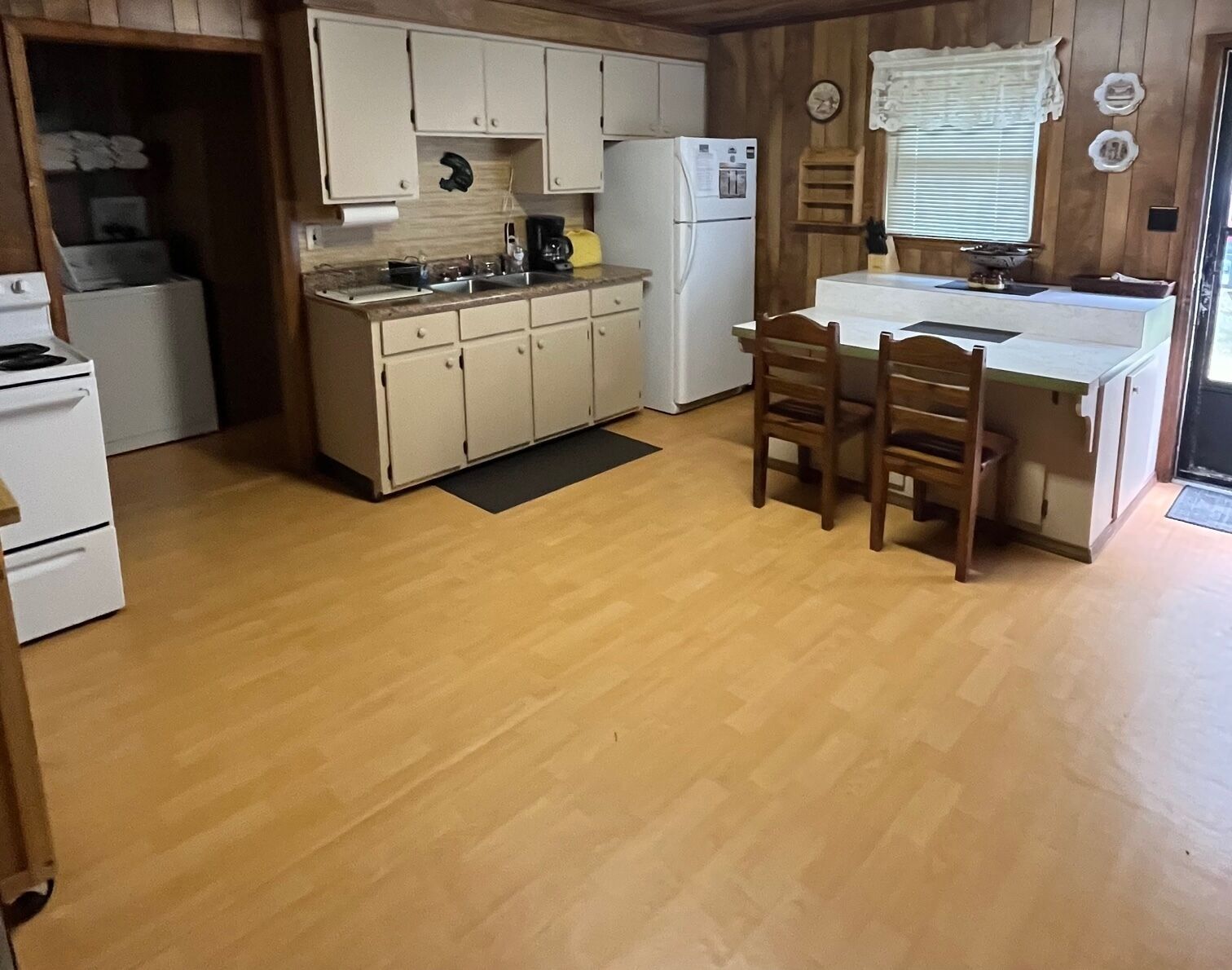 Cabin At beautiful Lake Jocassee, Salem SC sleeps 6