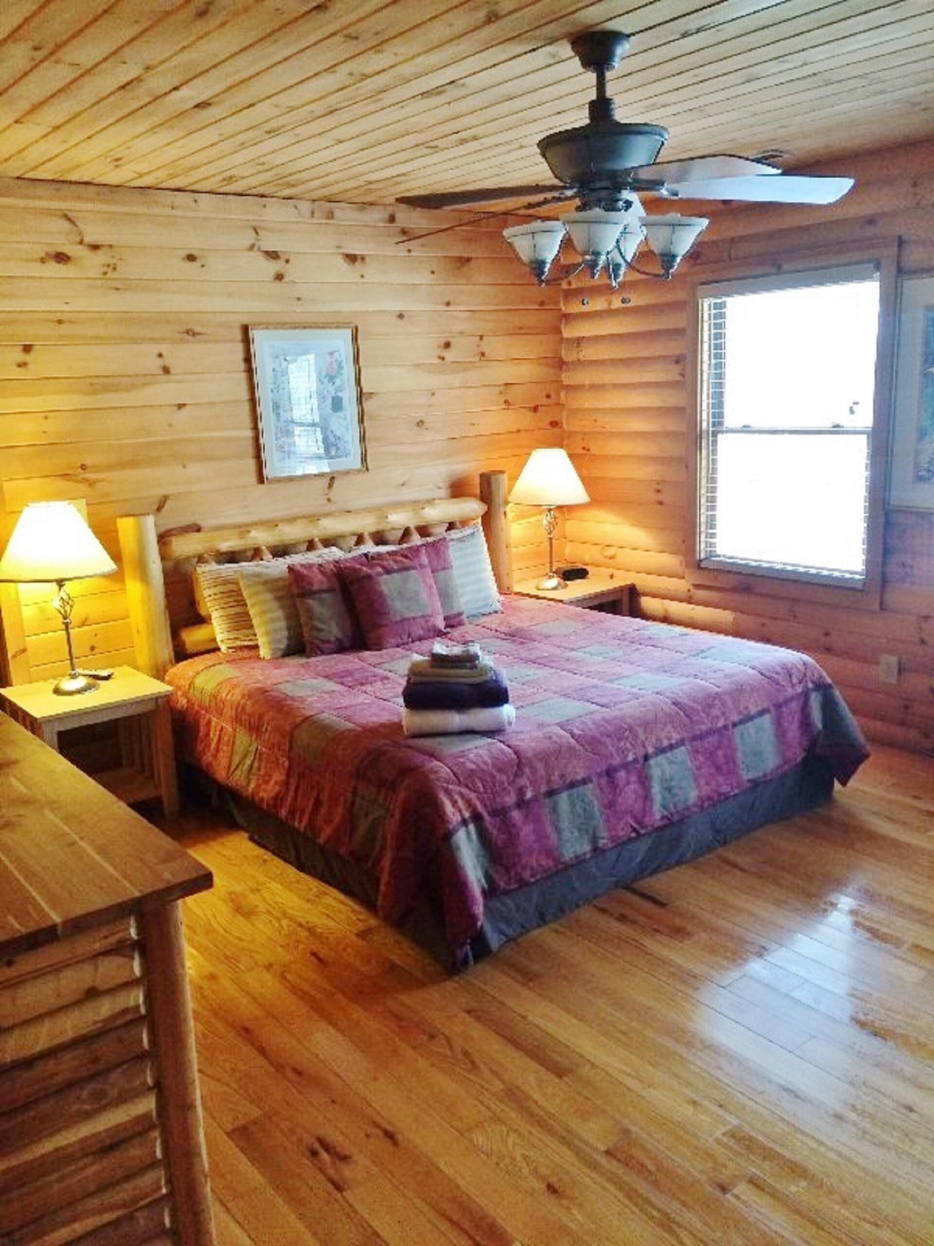 Great Location by ASU & Spacious Log Cabin! Pets Welcome! 