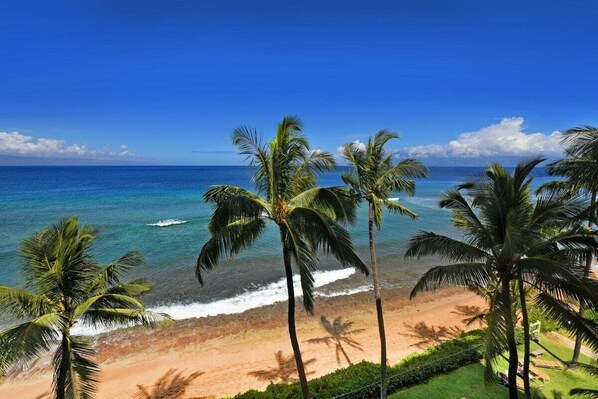 Sur la plage, chaise longue, serviettes de plage