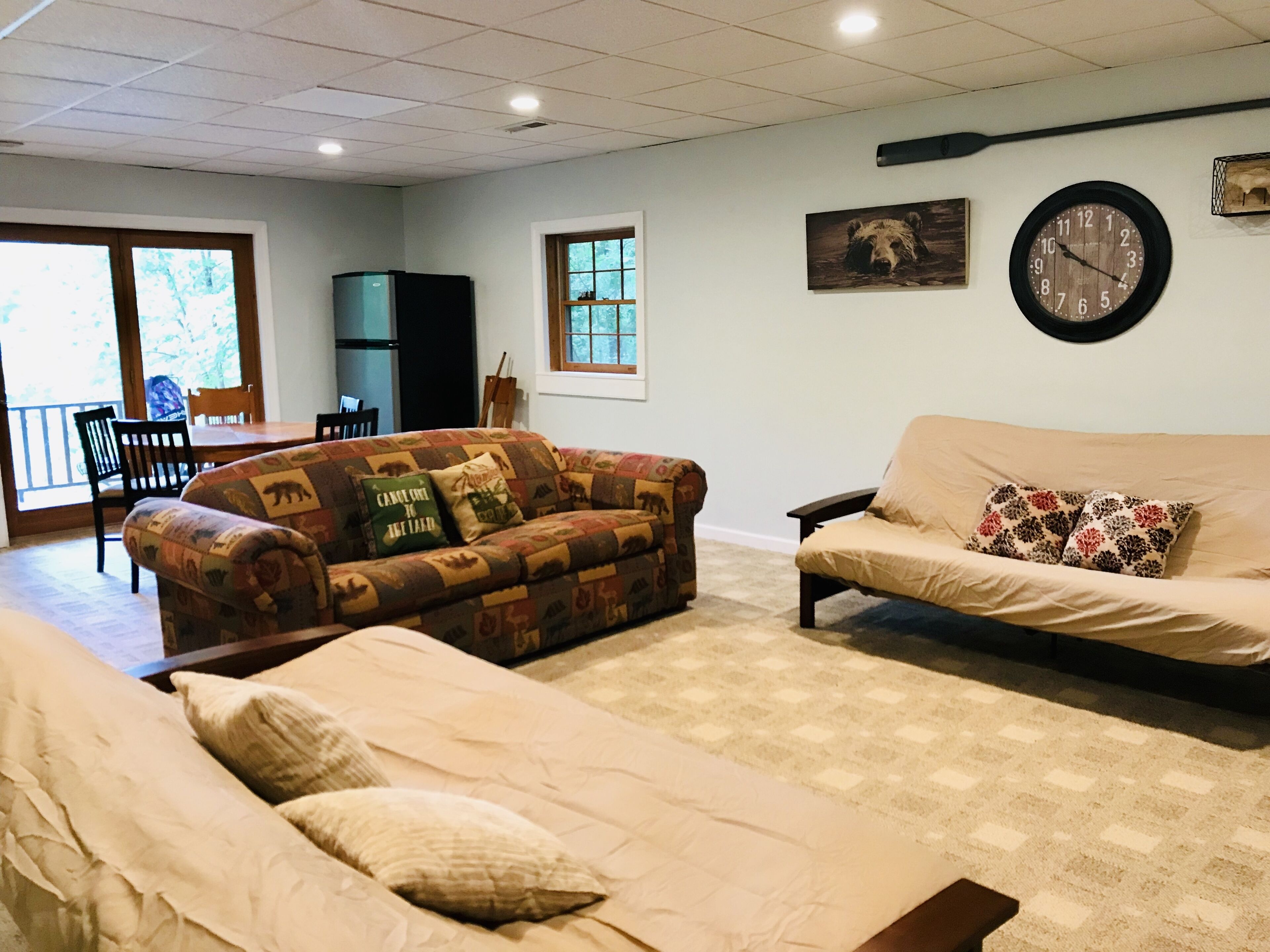 电视、壁炉、电子游戏、DVD 播放器