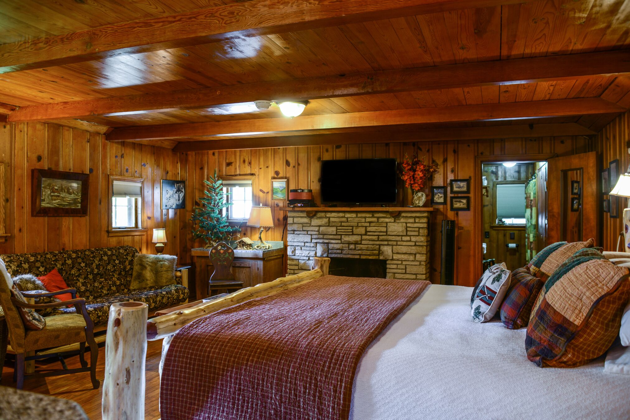 Walk To Town From Peaceful Countryside Log Cabin 25 Minutes To St. Louis