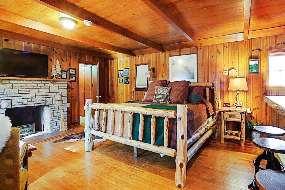Walk To Town From Peaceful Countryside Log Cabin 25 Minutes To St. Louis