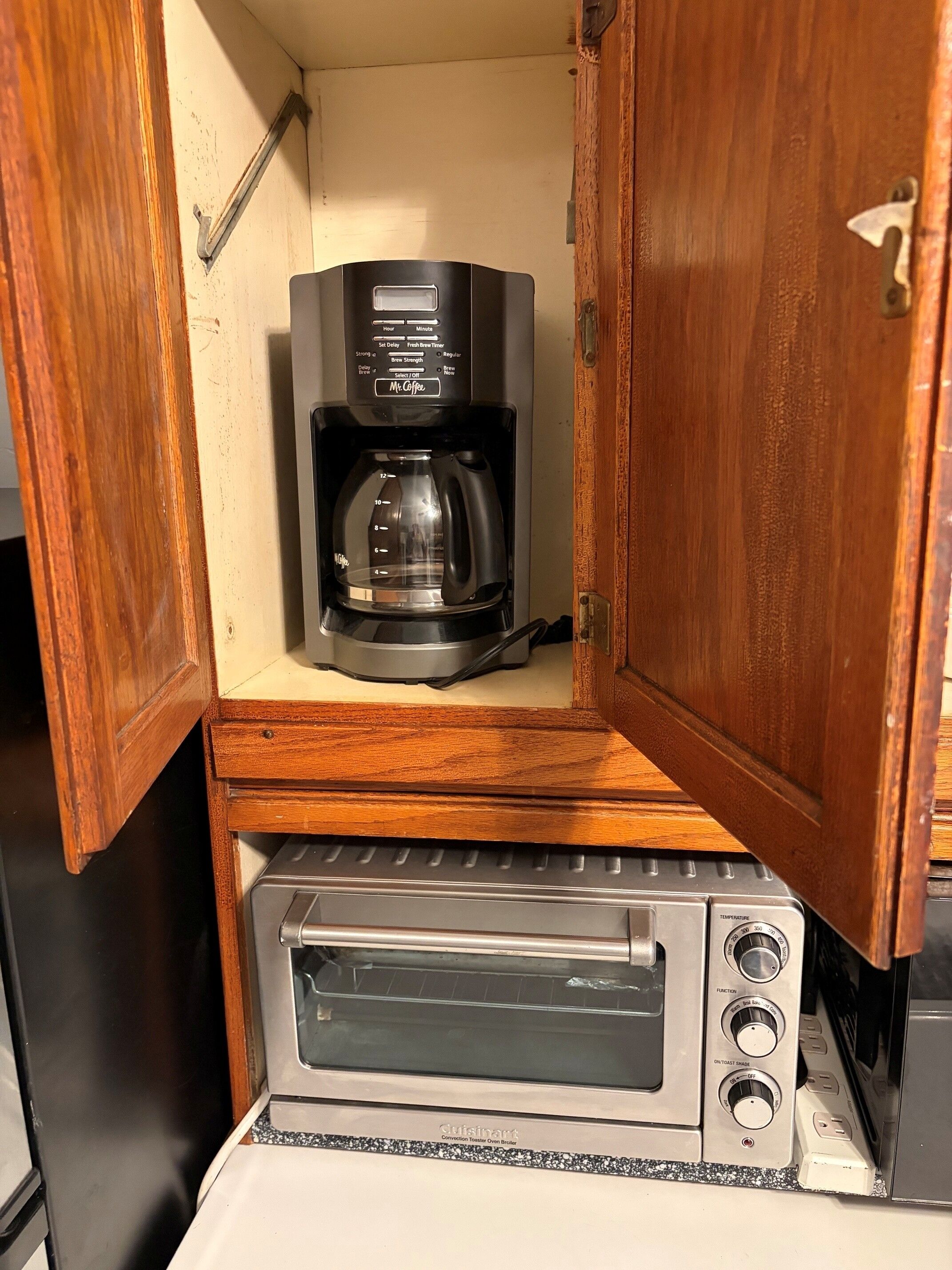 Una kitchenette con una macchina per il caffè e un forno a convezione.