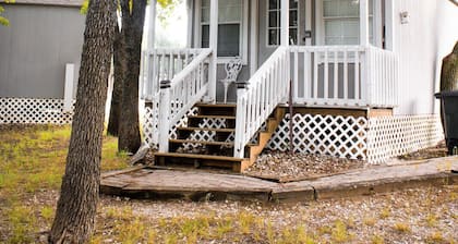 Lakefront Cabin! Perfekt für die Nähe von Kurzurlaub oder Wohnen auf Zeit!