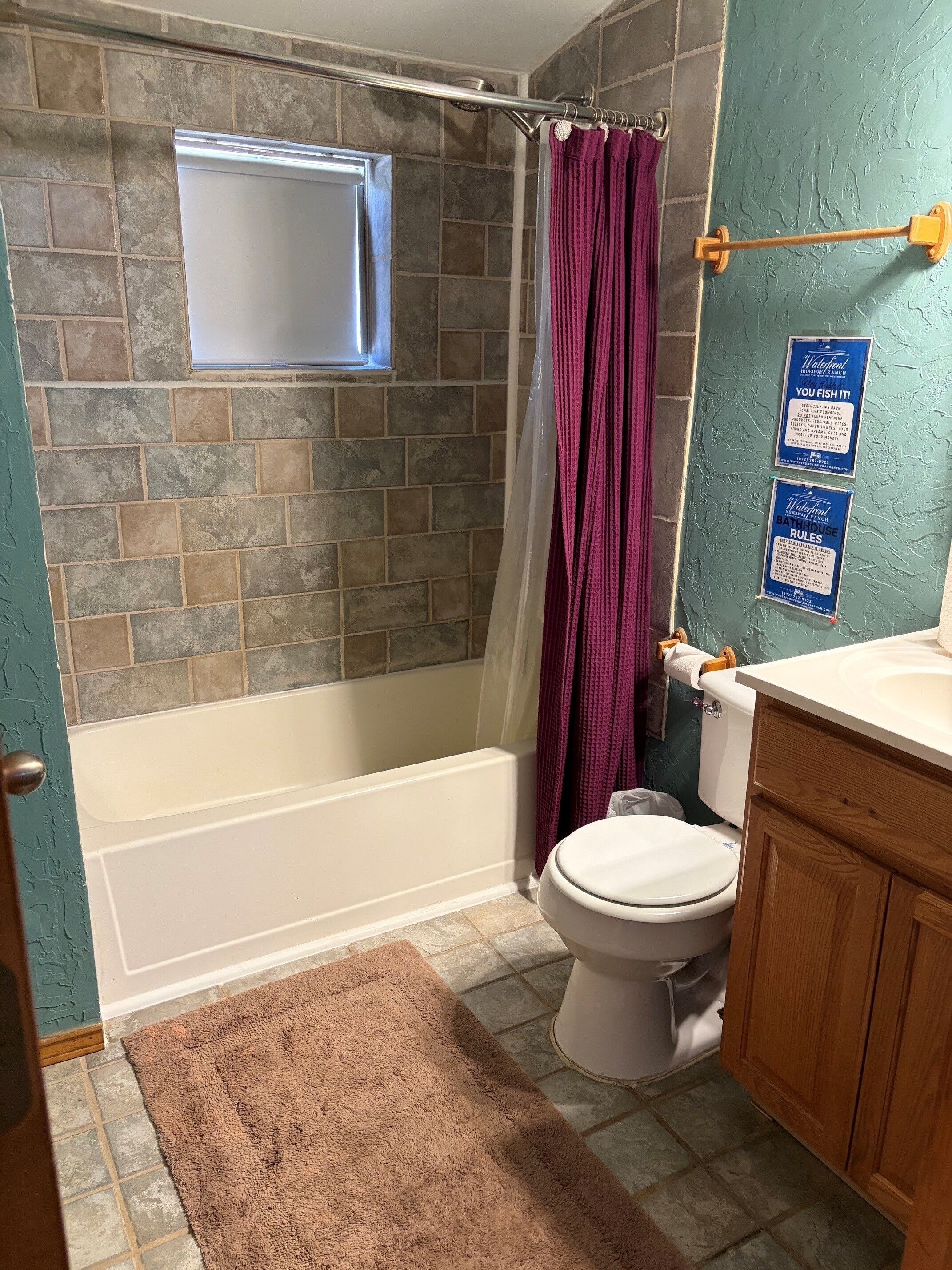 Ein Badezimmer mit Badewanne, Toilette und Duschvorhang.