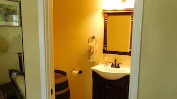 Douche, sĂšche-cheveux, serviettes fournies, savon