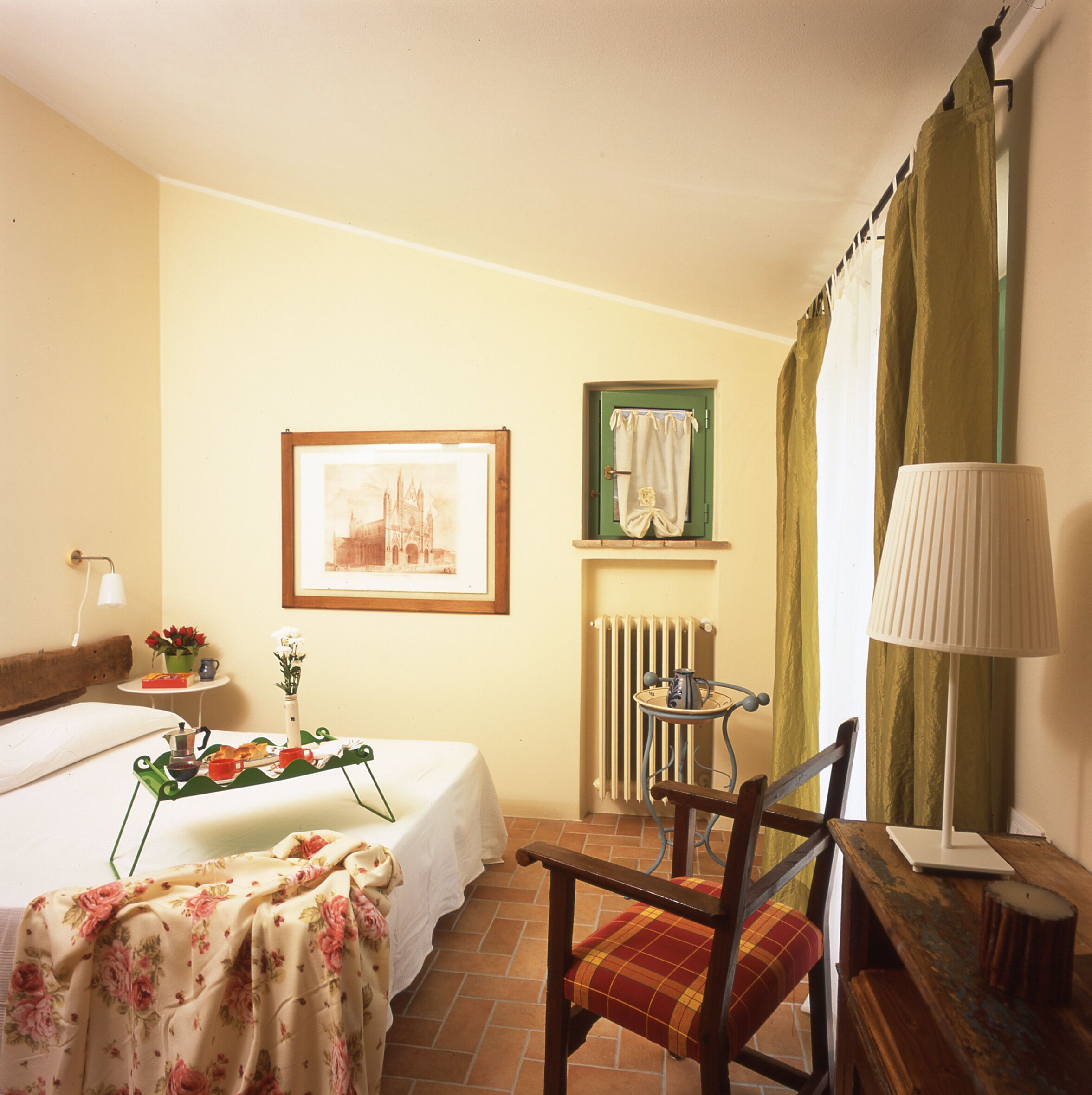 2 chambres, bureau, fer et planche à repasser, lit parapluie