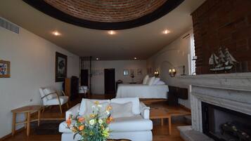 TV connectée, lecteur de DVD, livres, chaîne hi-fi