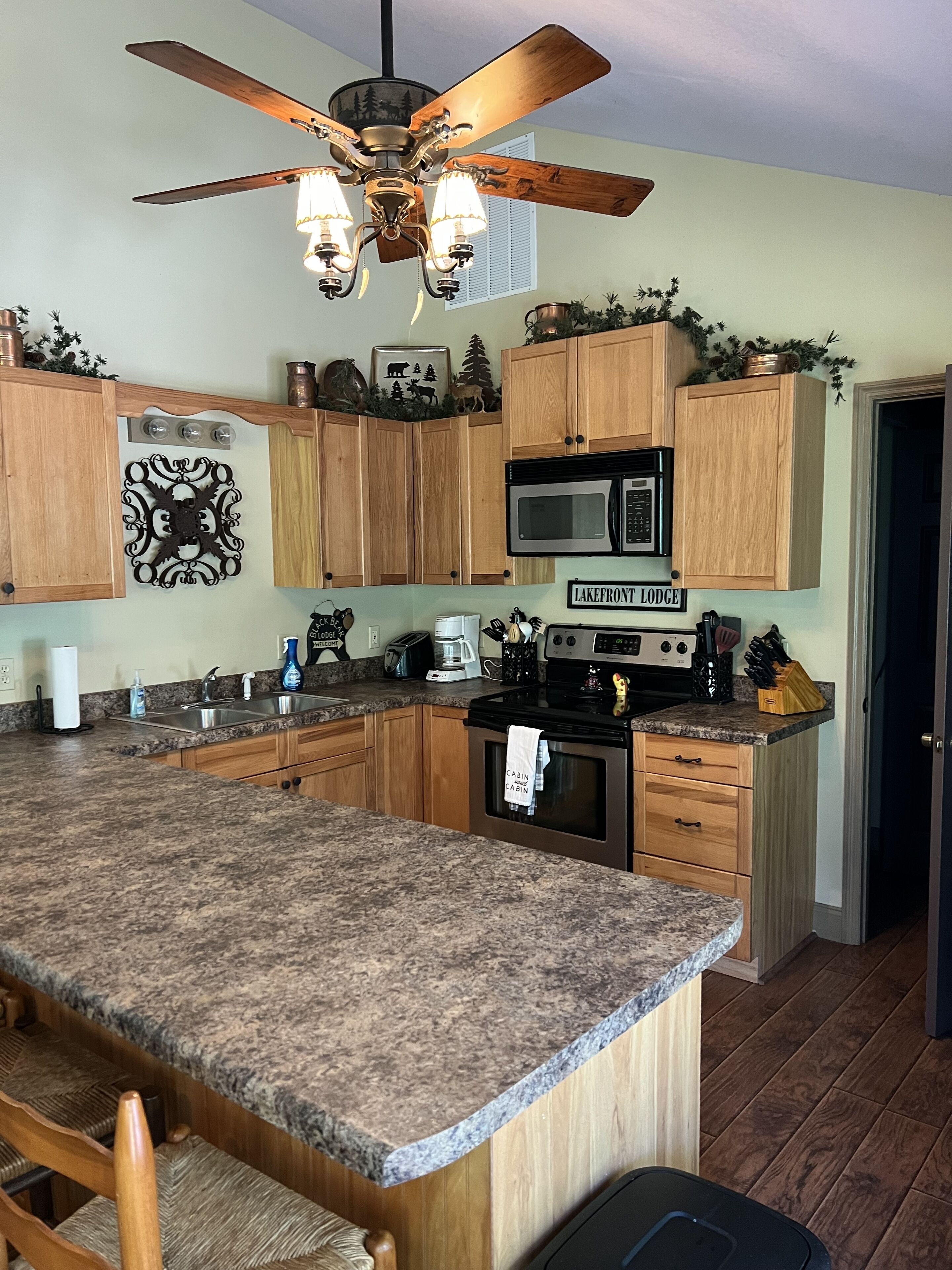 Lakefront Lodge: Private Dock, Fisherman's Paradise with Comforts of Home