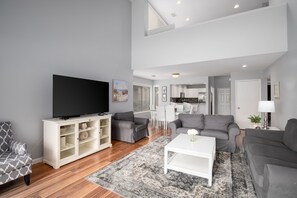 Smart-TV, Kamin, DVD-Player, Bücher