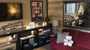 Télévision, lecteur de DVD, baby-foot, table de tennis de table