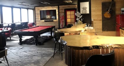 The Red Room - MISSOULA’S PREMIERE DOWNTOWN PRIVATE RENTAL & VACATION CONDO