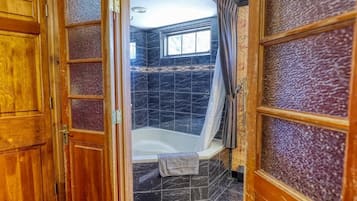 Ensemble douche/baignoire, sĂšche-cheveux, serviettes fournies, savon