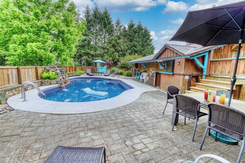 Large Ski Home + Seasonal Pool & Year-Round Hot Tub