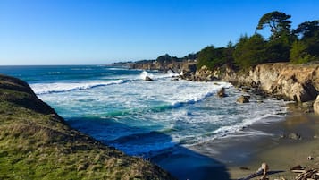 Una playa cerca, sillas reclinables de playa, toallas de playa
