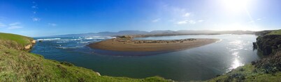 Ocean view, hot tub. Long stay discount. Steps to Shell beach, dog friendly.