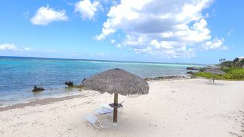 En la playa, camastros y toallas de playa