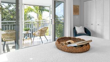 3 habitaciones, escritorio y tabla de planchar con plancha