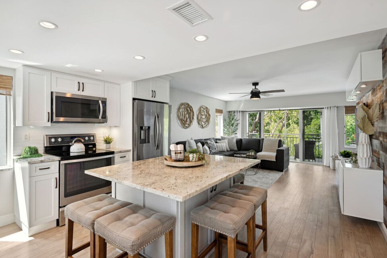 Refrigerador, microondas, horno y parrilla de estufa 