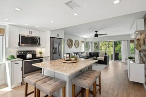 Fridge, microwave, oven, stovetop - Beautiful Kawama Townhouse (Key Largo)